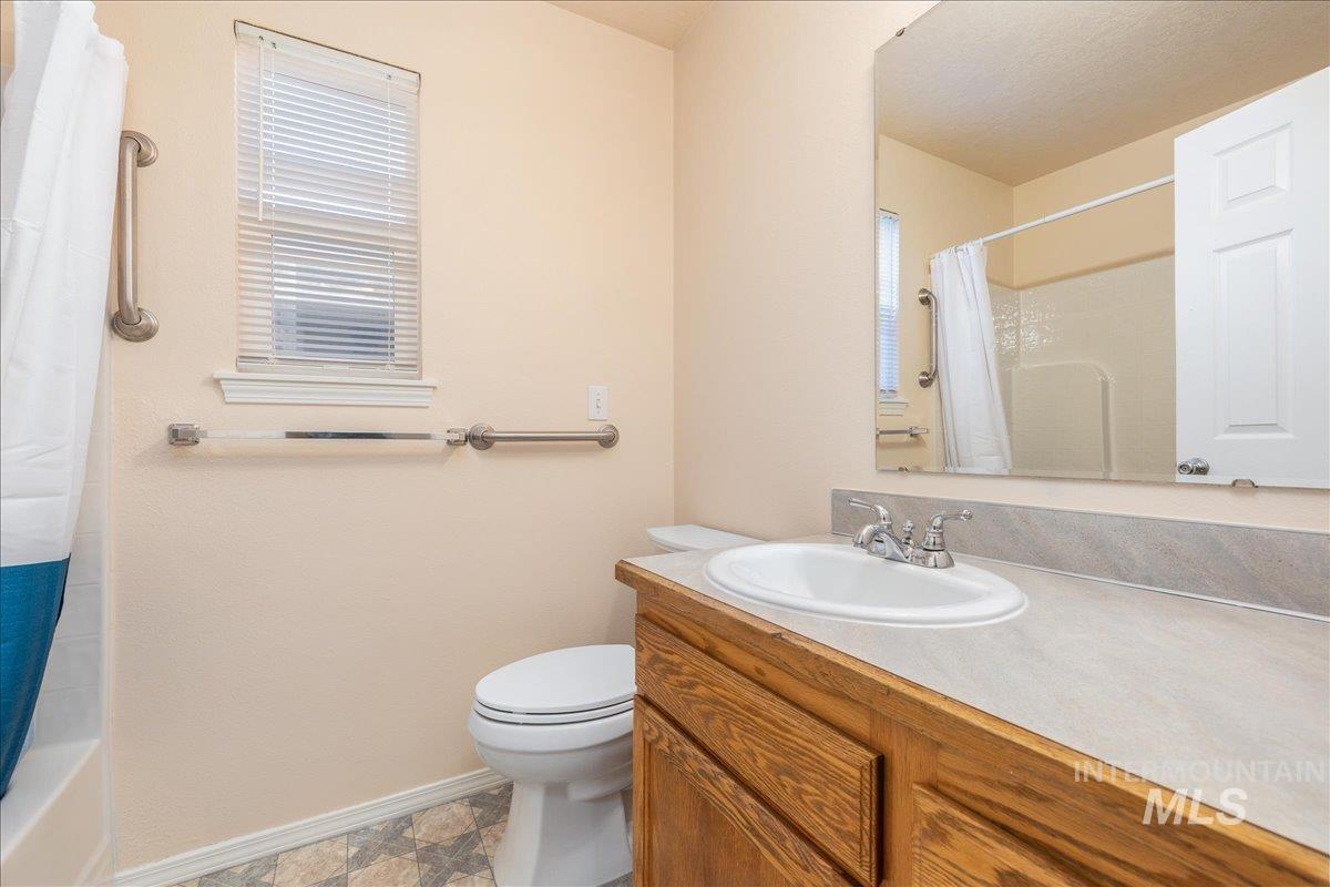 Full bath with vanity and shower / tub combo