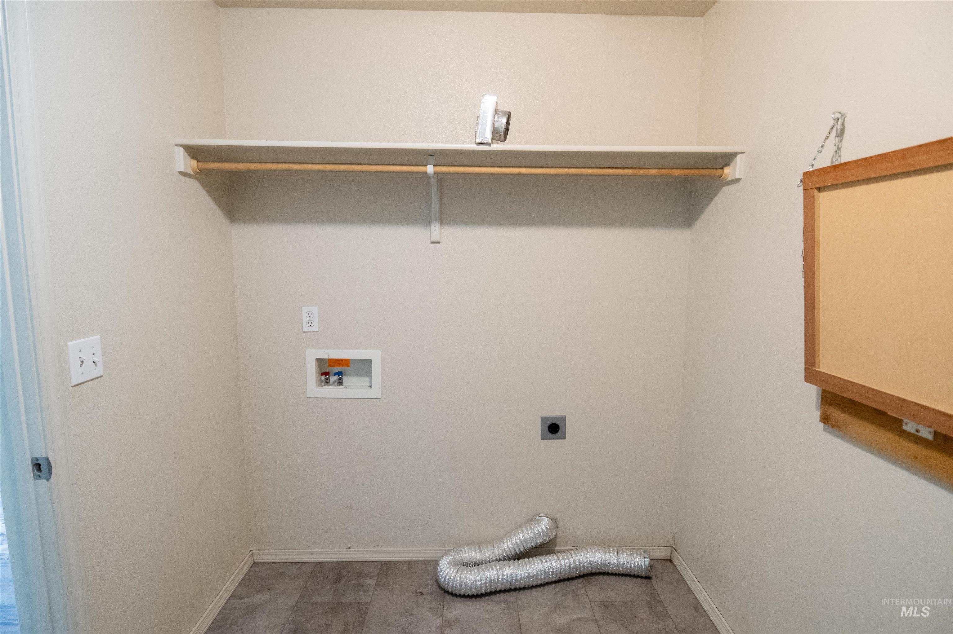 Washroom featuring electric dryer hookup and washer hookup