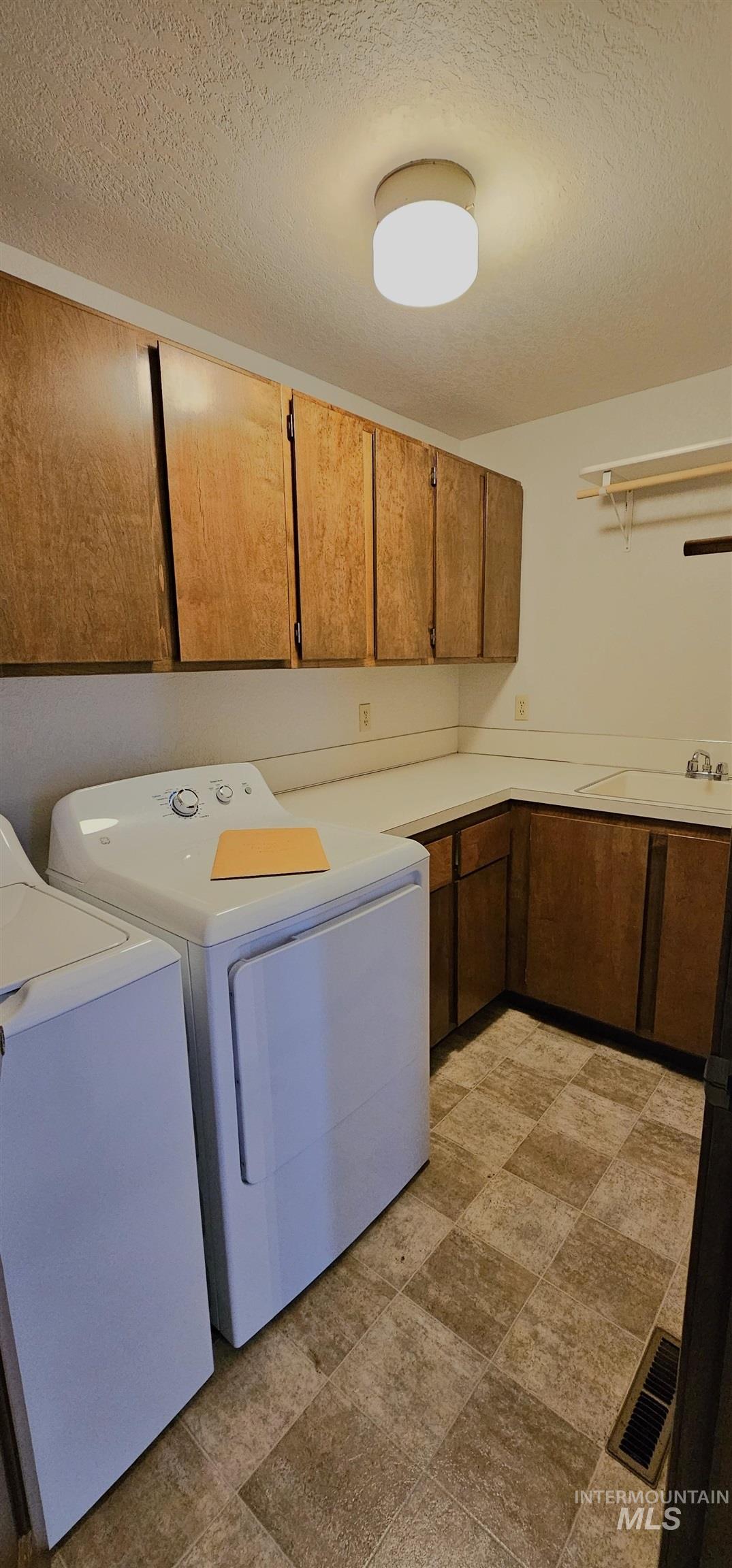 4555 Savannah Ln, Garden City, Idaho 83714, 3 Bedrooms, 3 Bathrooms, Residential For Sale, Price $460,000, 98967250