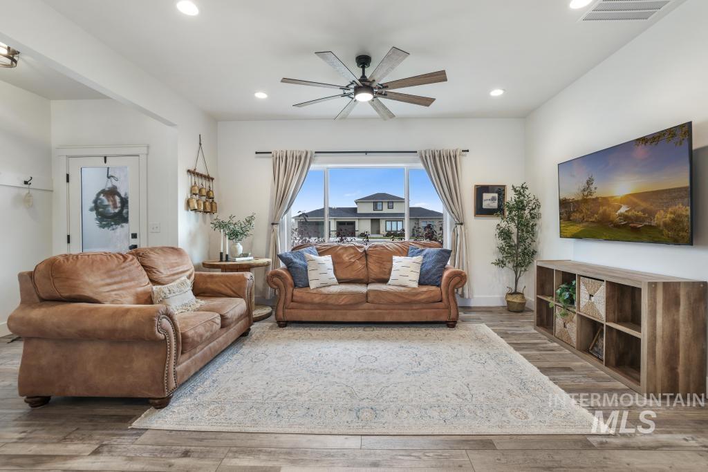 579 Pisces Ct., Twin Falls, Idaho 83301, 4 Bedrooms, 2.5 Bathrooms, Residential For Sale, Price $440,000, 98967264