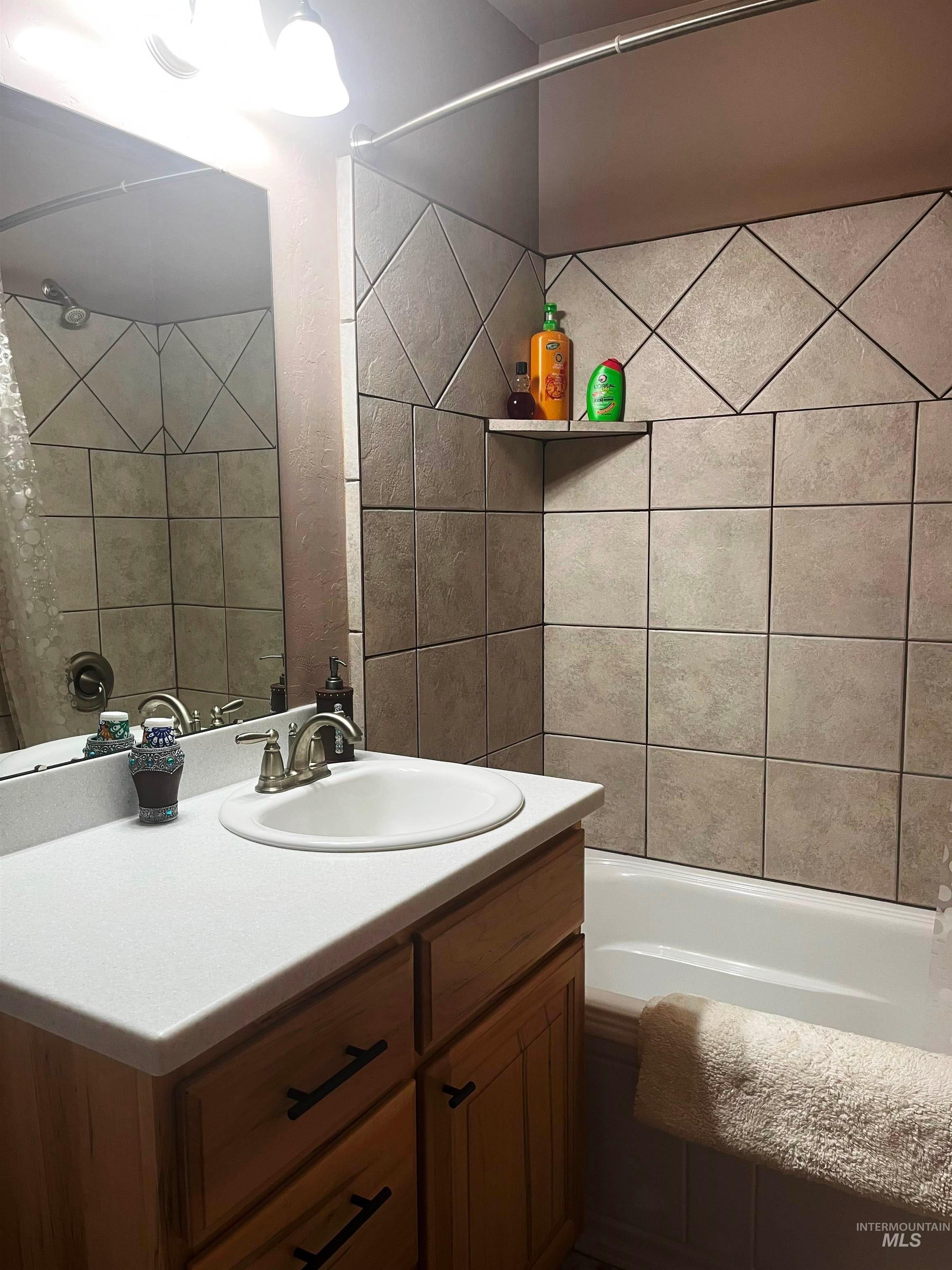Bathroom featuring tiled shower