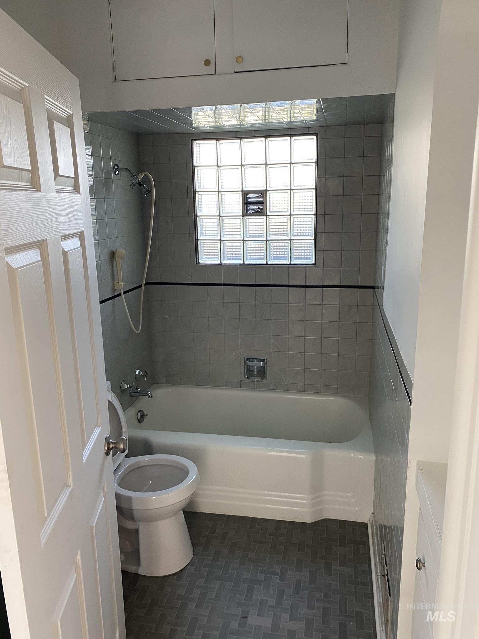 Full bathroom featuring toilet and shower / bathtub combination