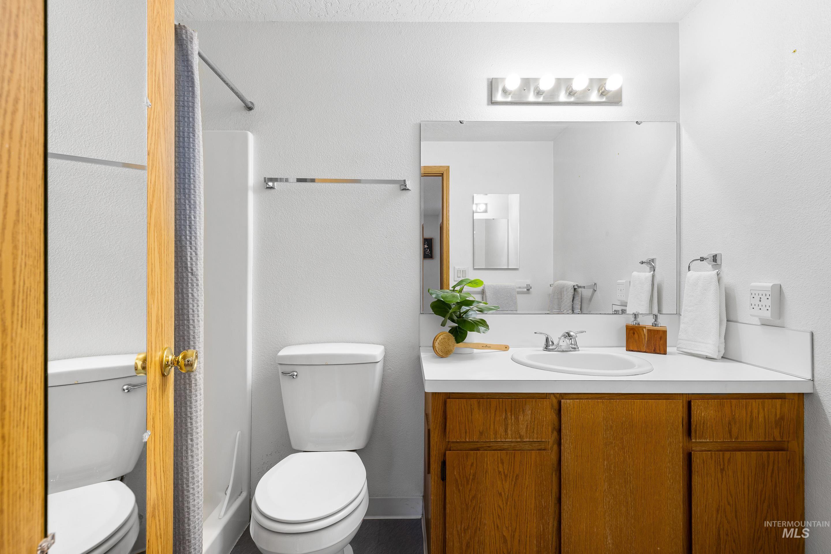 Full bathroom featuring a shower with curtain and vanity