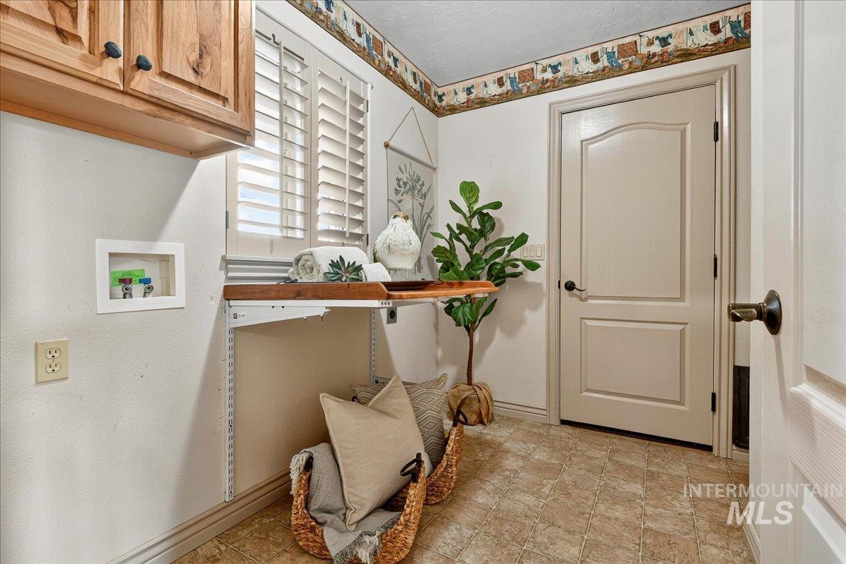 Interior space featuring a textured ceiling and baseboards