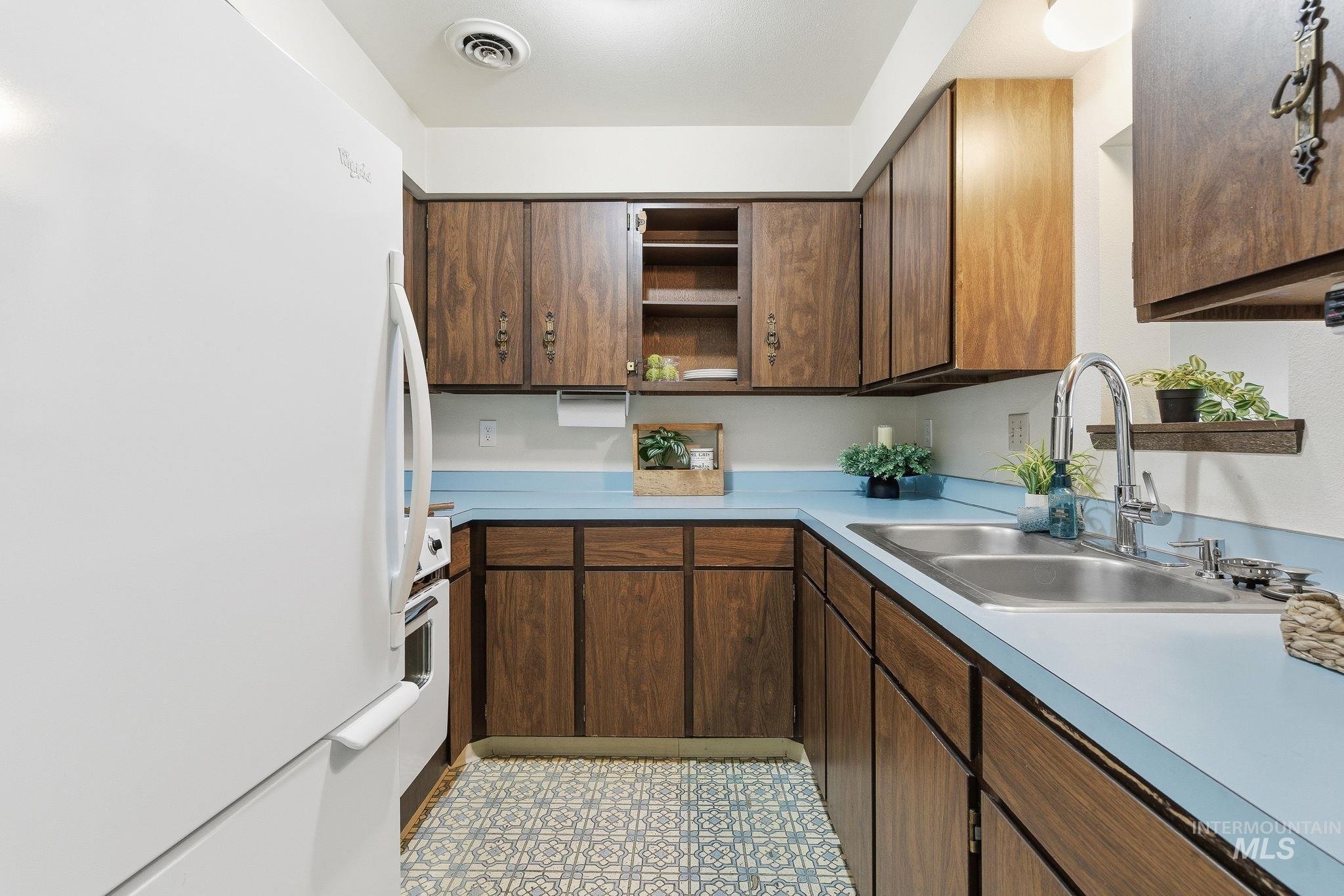 236 N Eagle Glen, Eagle, Idaho 83616, 2 Bedrooms, 2 Bathrooms, Residential For Sale, Price $285,000, 98967372