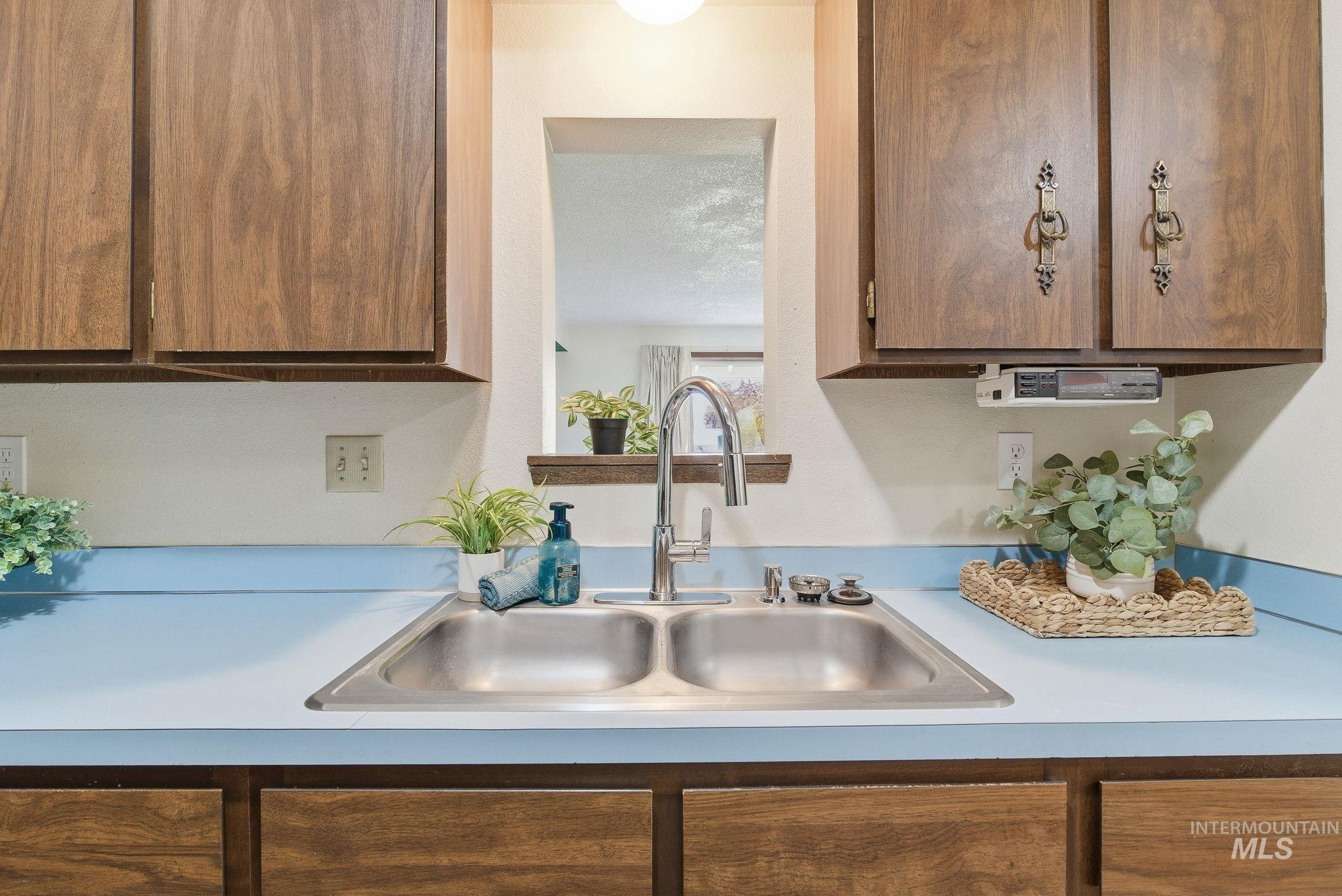 236 N Eagle Glen, Eagle, Idaho 83616, 2 Bedrooms, 2 Bathrooms, Residential For Sale, Price $285,000, 98967372