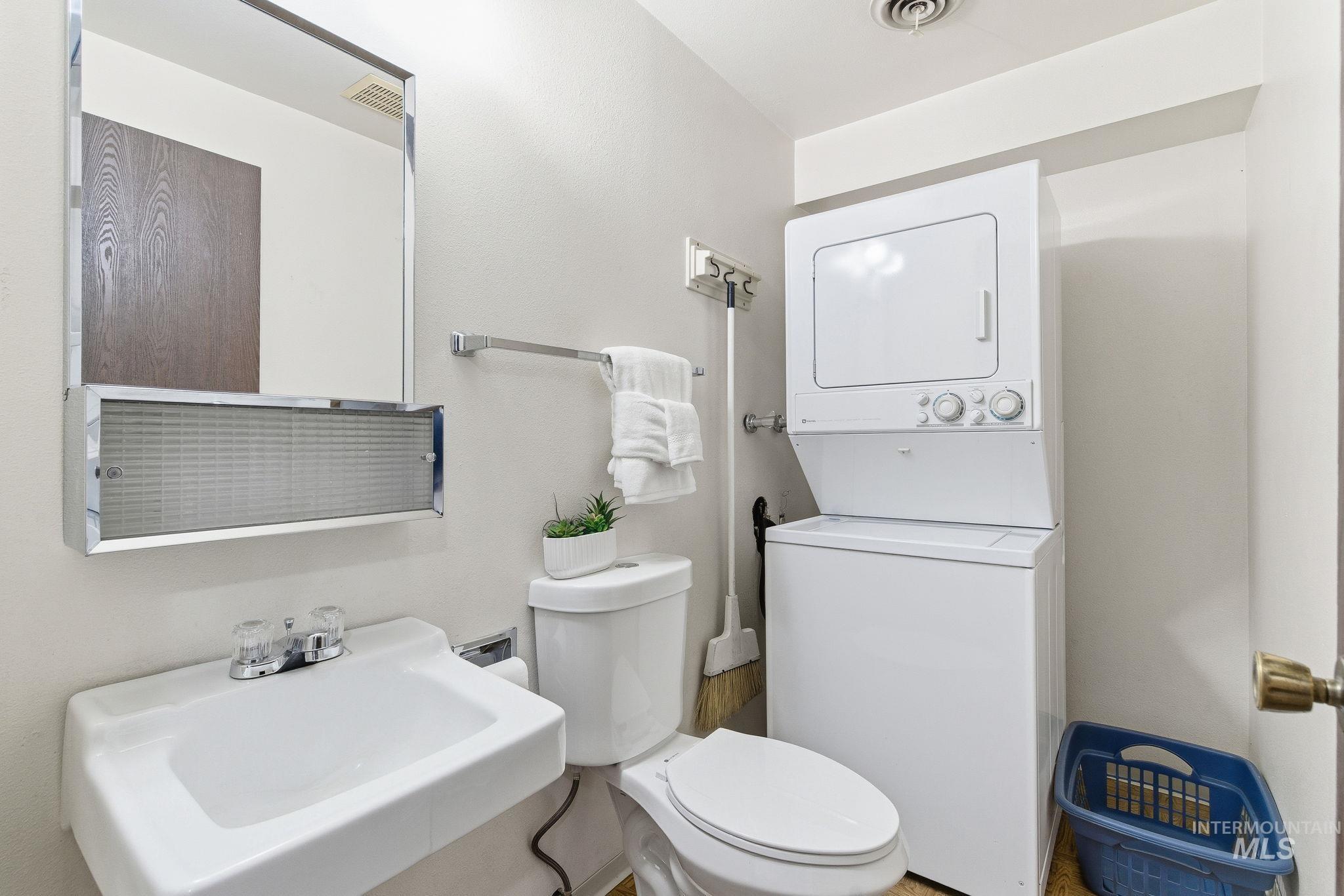 236 N Eagle Glen, Eagle, Idaho 83616, 2 Bedrooms, 2 Bathrooms, Residential For Sale, Price $285,000, 98967372