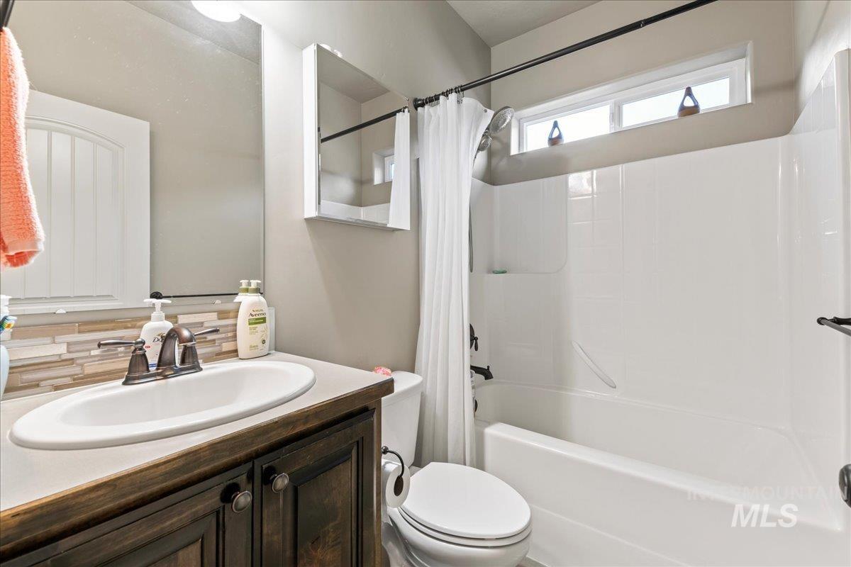 10682 Rain Springs St., Nampa, Idaho 83687-5110, 3 Bedrooms, 2 Bathrooms, Residential For Sale, Price $429,900, 98967375