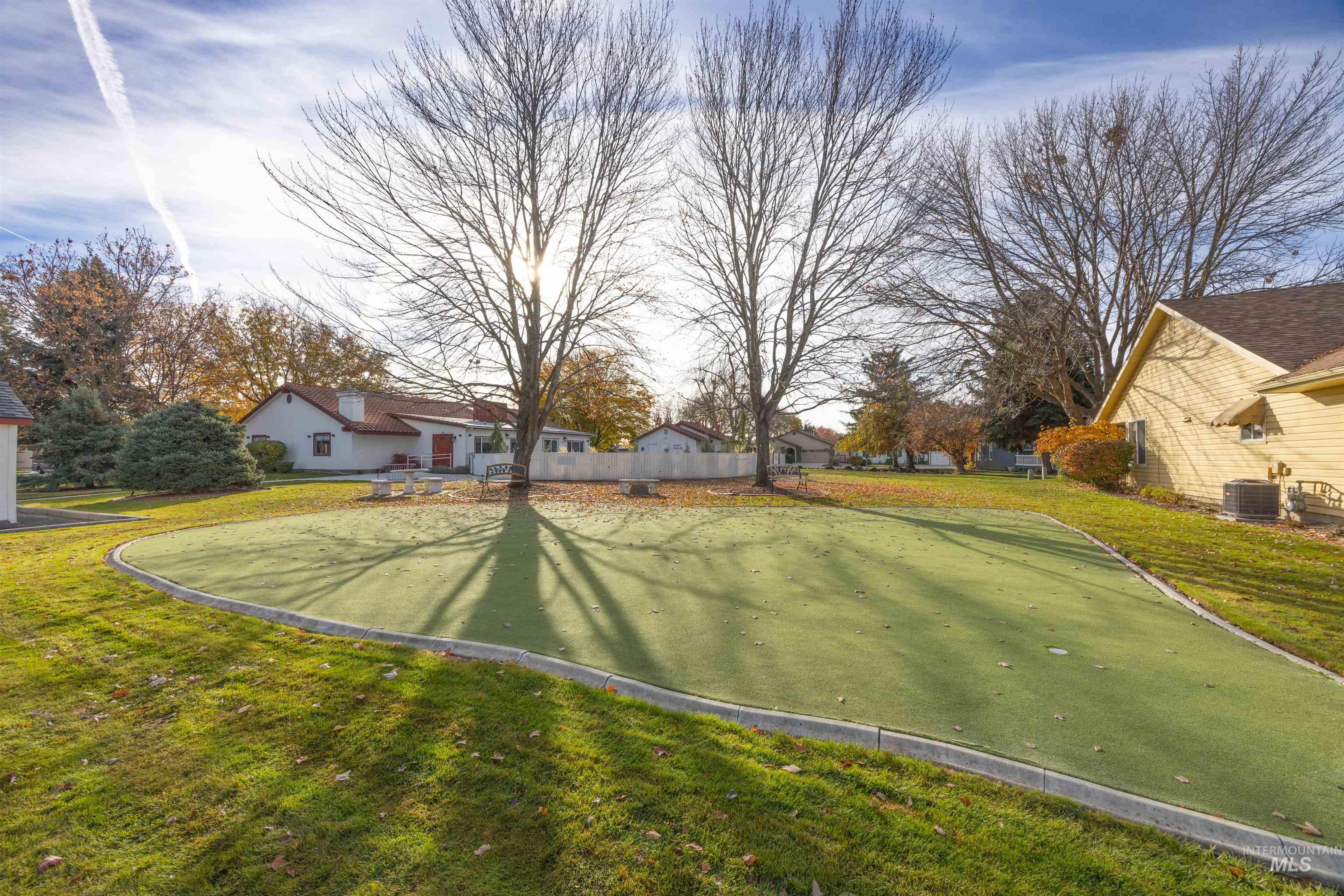 Community Clubhouse & putting green