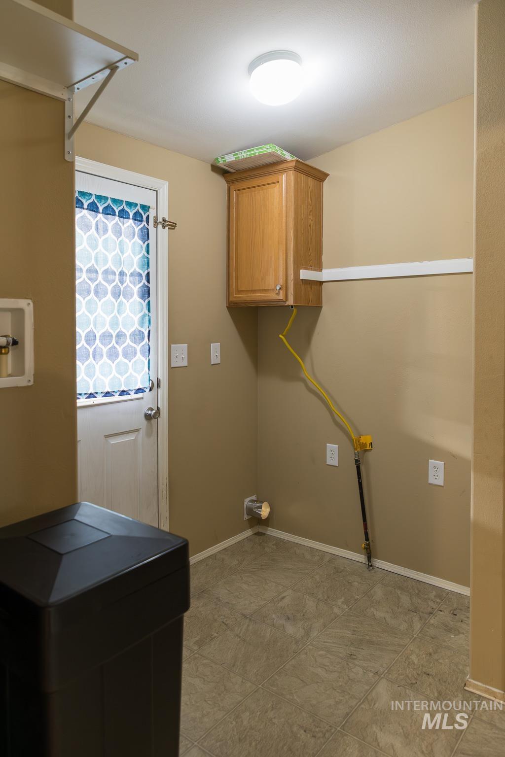Laundry area featuring cabinet space and washer hookup