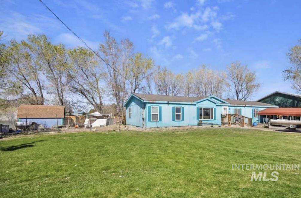 View of front facade featuring a front lawn
