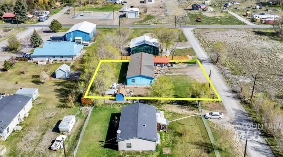 Aerial view of residential area featuring property boundaries highlighted