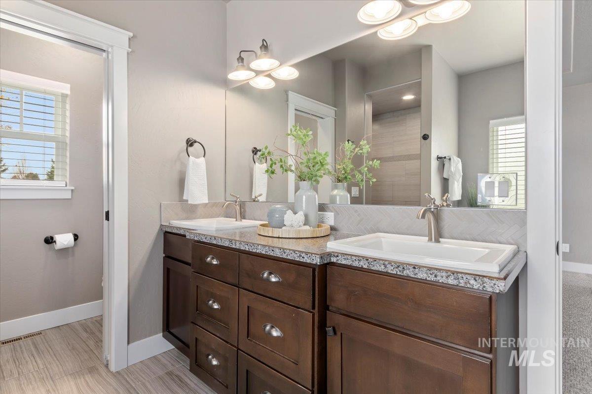 3989 N 3620 E, Kimberly, Idaho 83341-5053, 4 Bedrooms, 2.5 Bathrooms, Residential For Sale, Price $729,900, 98967416