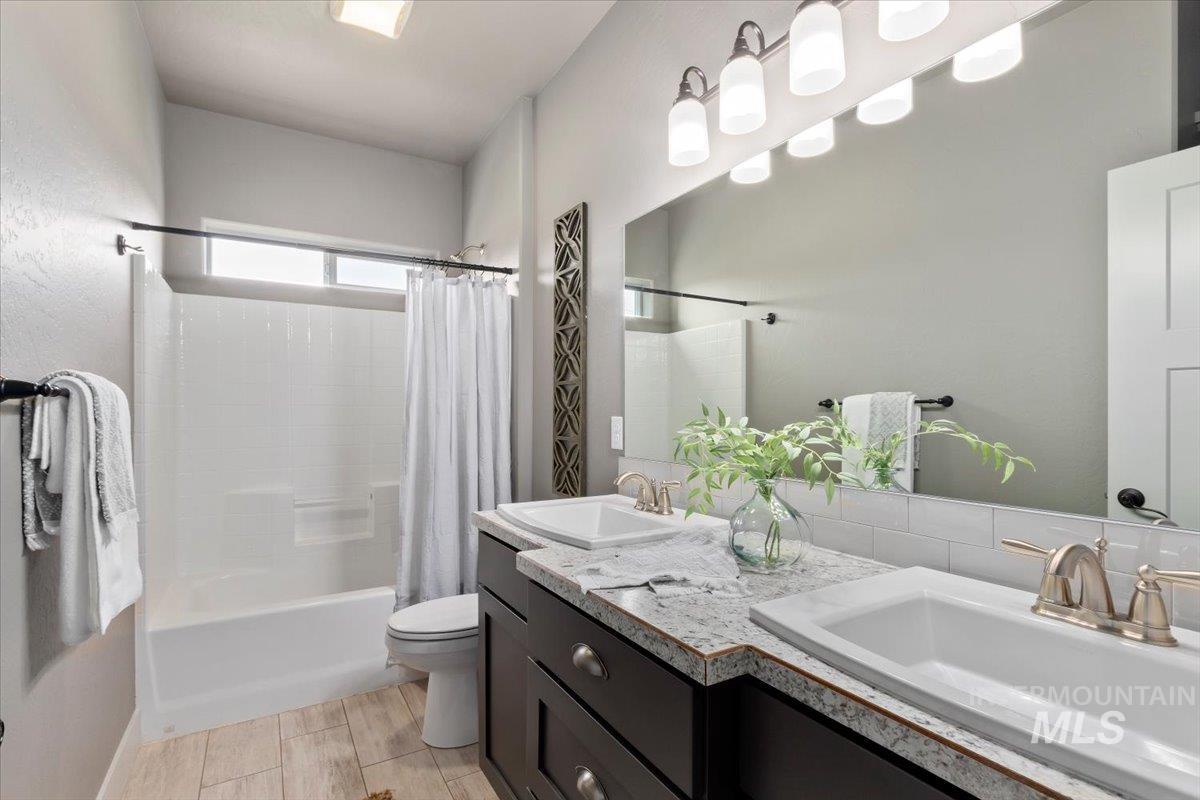 3989 N 3620 E, Kimberly, Idaho 83341-5053, 4 Bedrooms, 2.5 Bathrooms, Residential For Sale, Price $729,900, 98967416