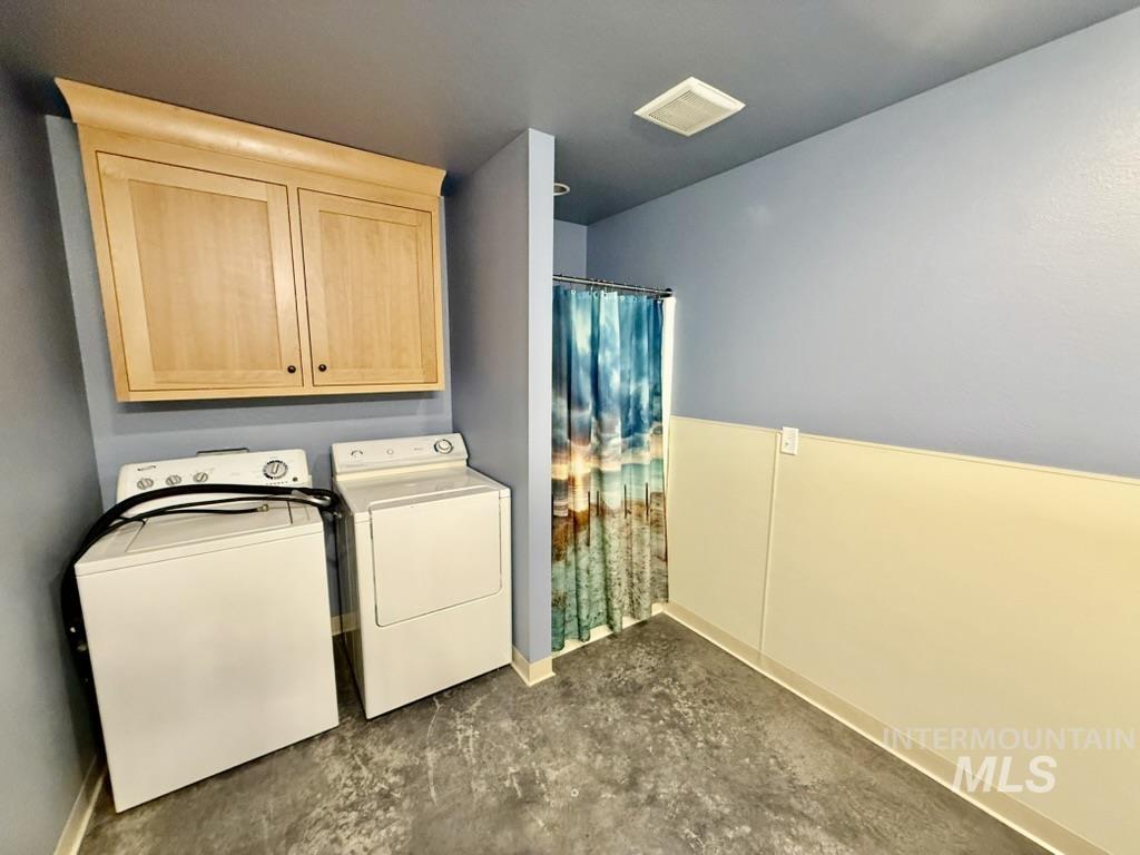 Laundry area with baseboards and independent washer and dryer