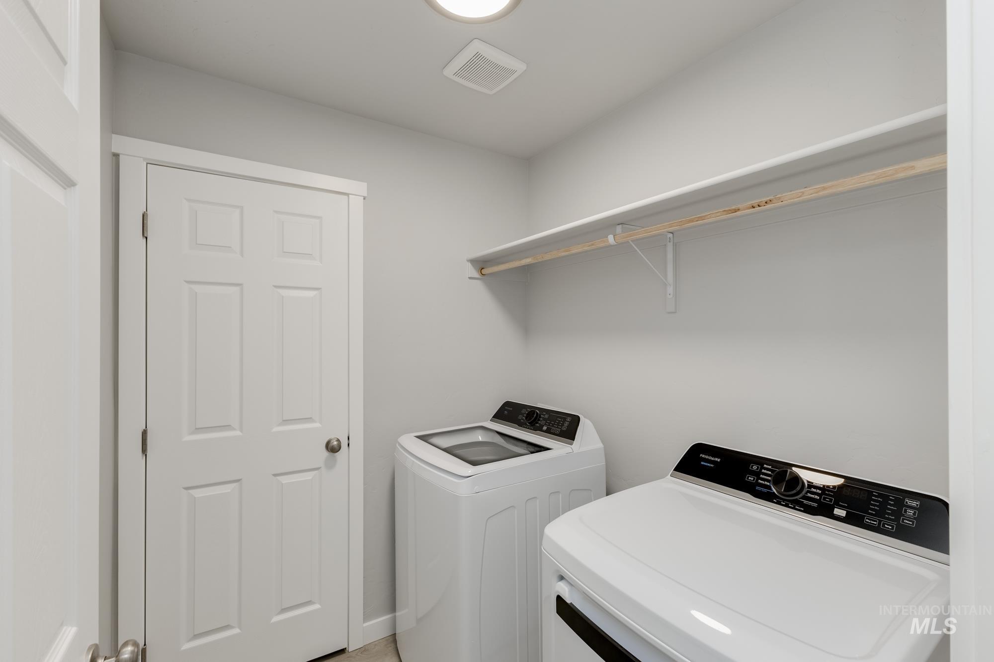 Washroom with independent washer and dryer
