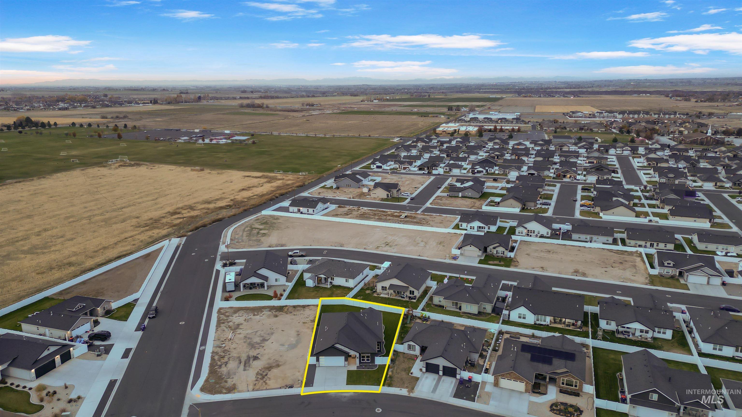 Aerial view of residential area featuring property parcel outlined