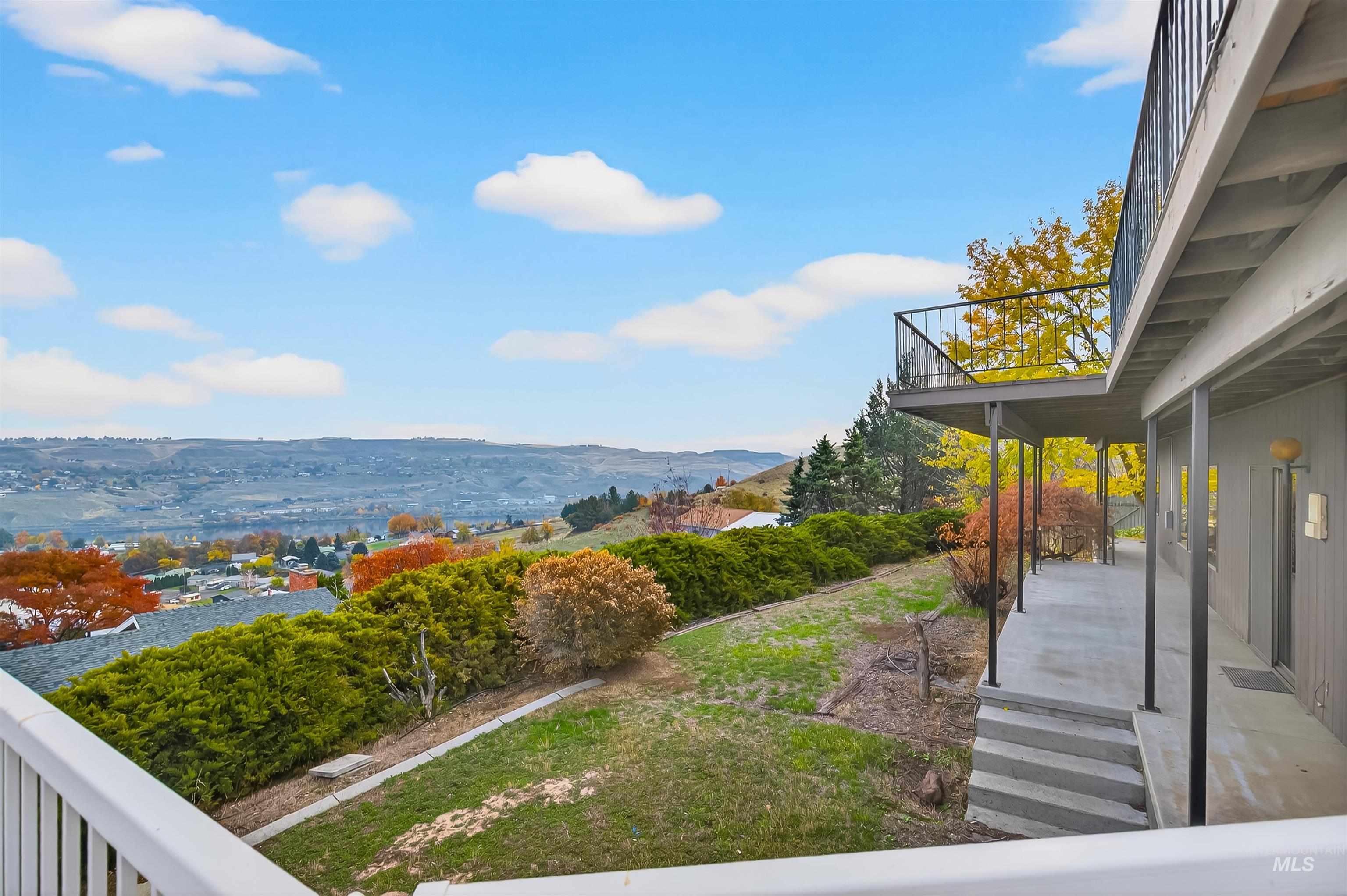 View of yard featuring a mountain view