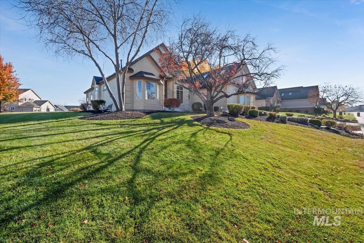 View of front facade featuring a front lawn