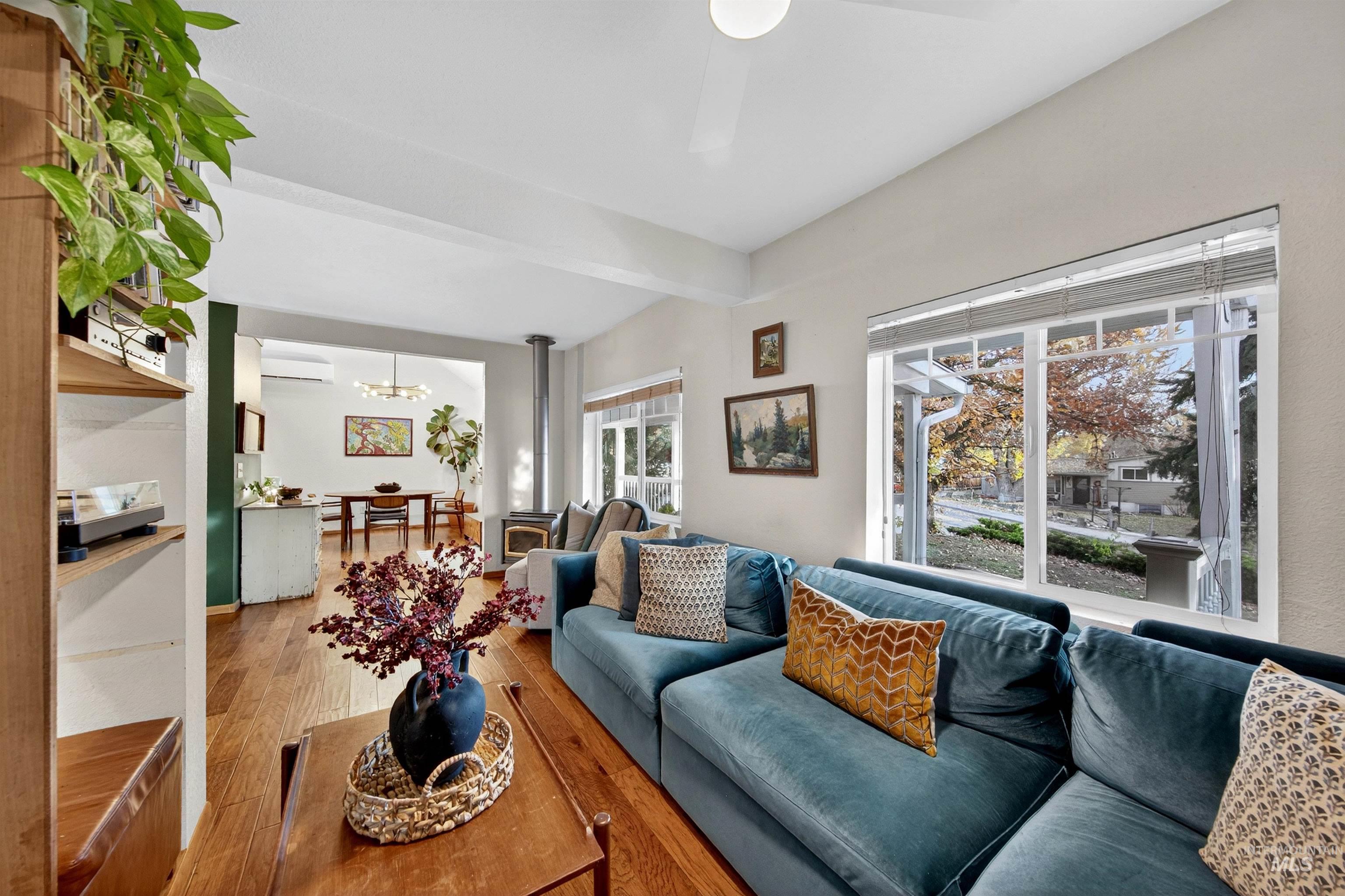 424 W Sherman Street, Boise, Idaho 83702-3729, 2 Bedrooms, 1.5 Bathrooms, Residential For Sale, Price $615,000, 98967605