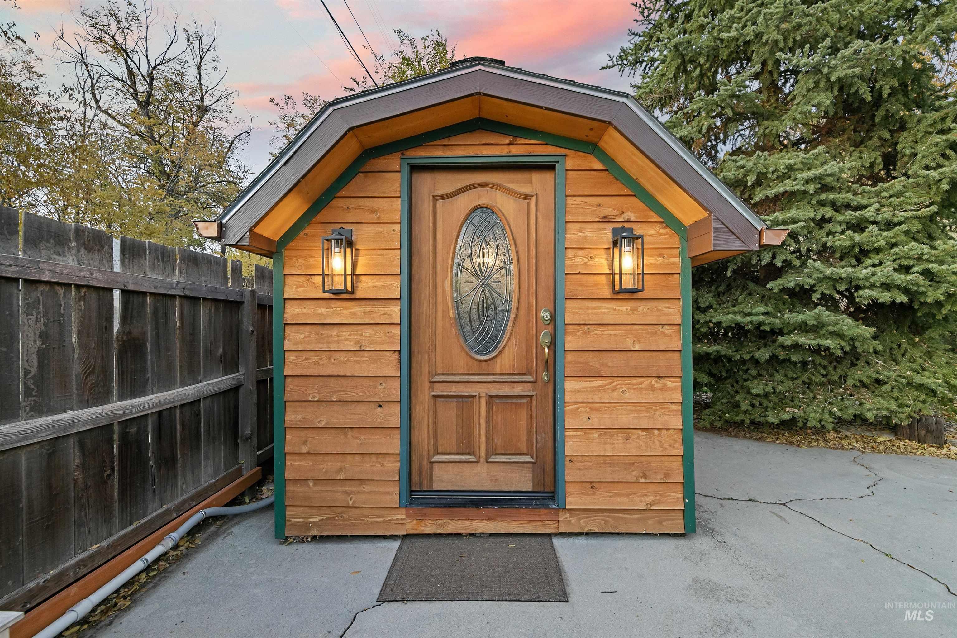 424 W Sherman Street, Boise, Idaho 83702-3729, 2 Bedrooms, 1.5 Bathrooms, Residential For Sale, Price $615,000, 98967605