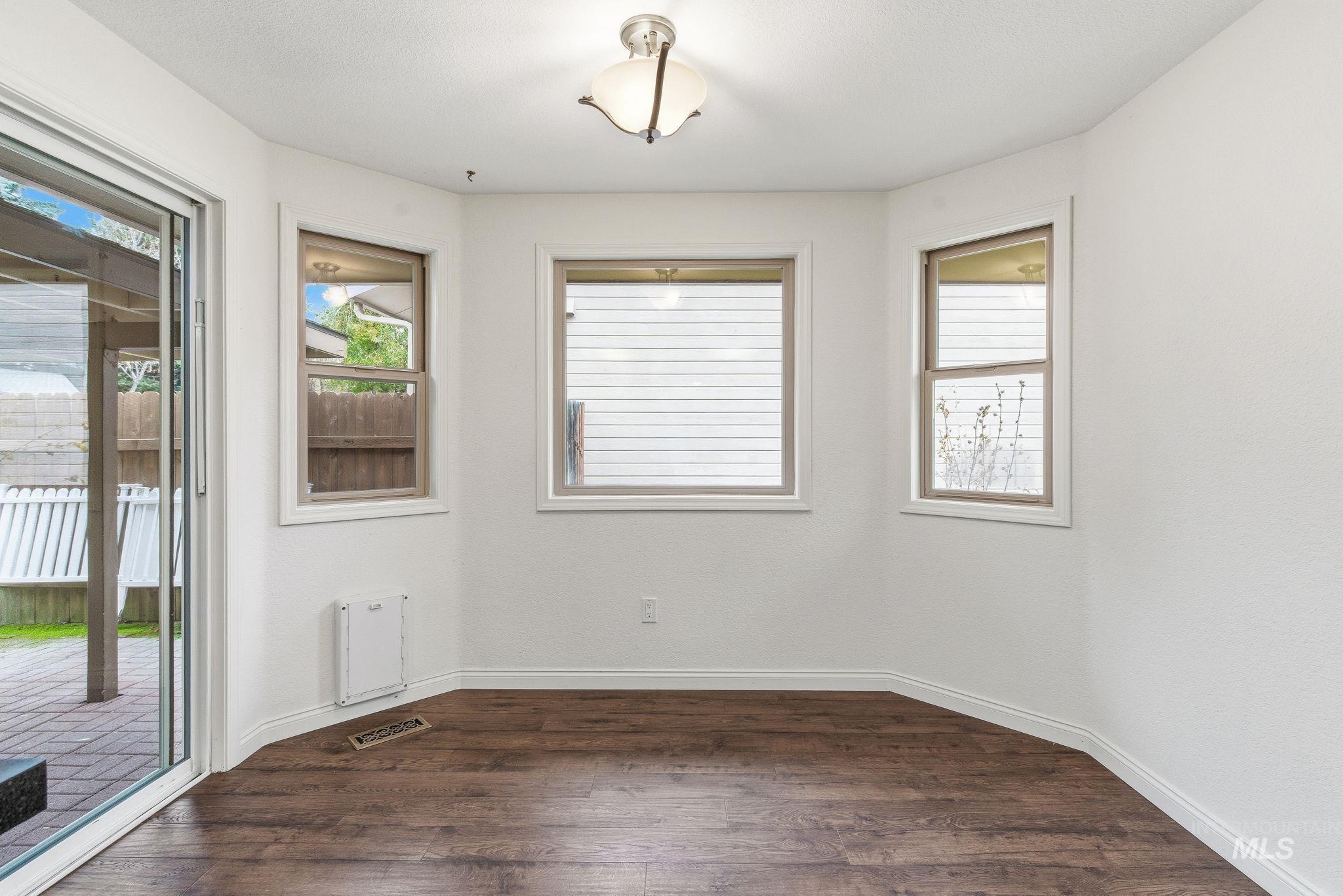 Dining nook with out staging