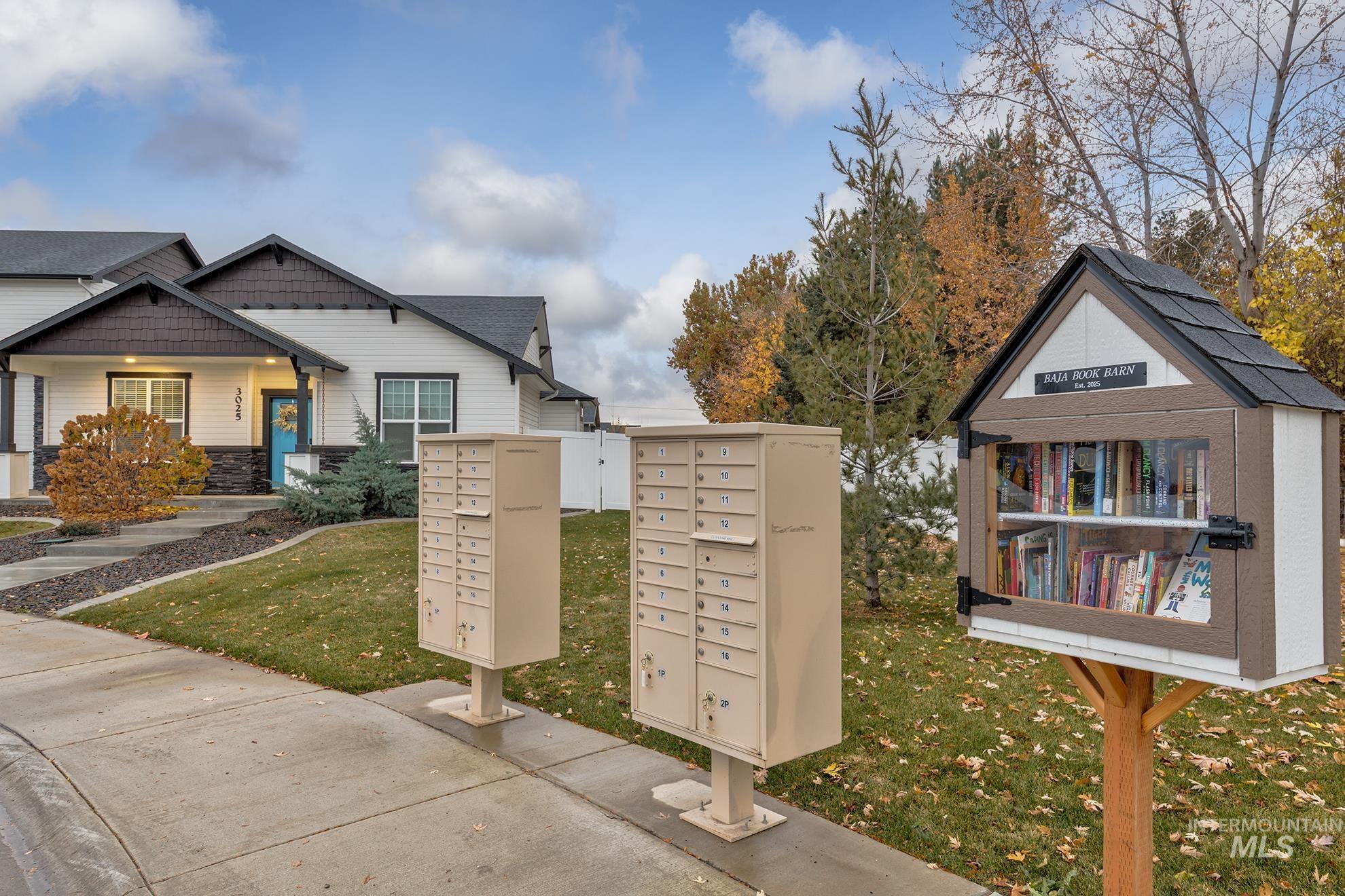 Surrounding community featuring mail area, a yard, and covered porch