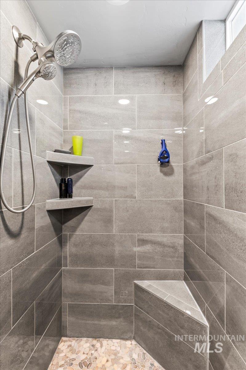 Bathroom featuring a tile shower