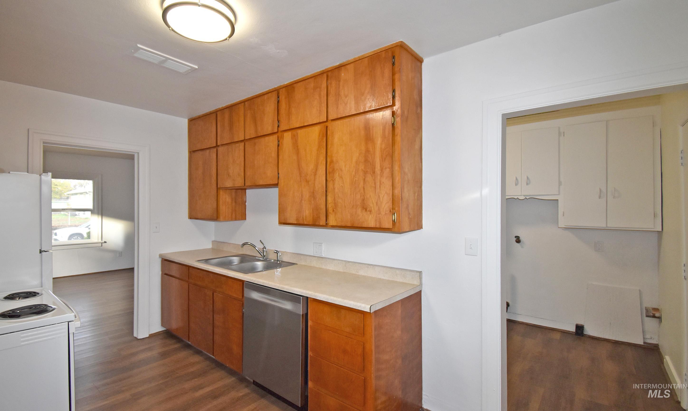 713-715 4th Street, Clarkston, Washington 99403, 2 Bedrooms, 1 Bathroom, Residential Income For Sale, Price $335,000, 98967656