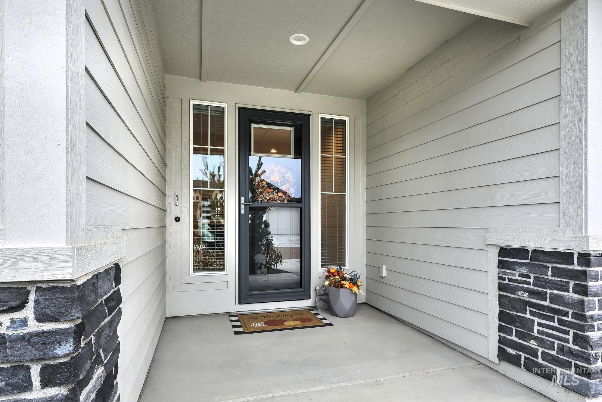 Entrance to property featuring a patio area