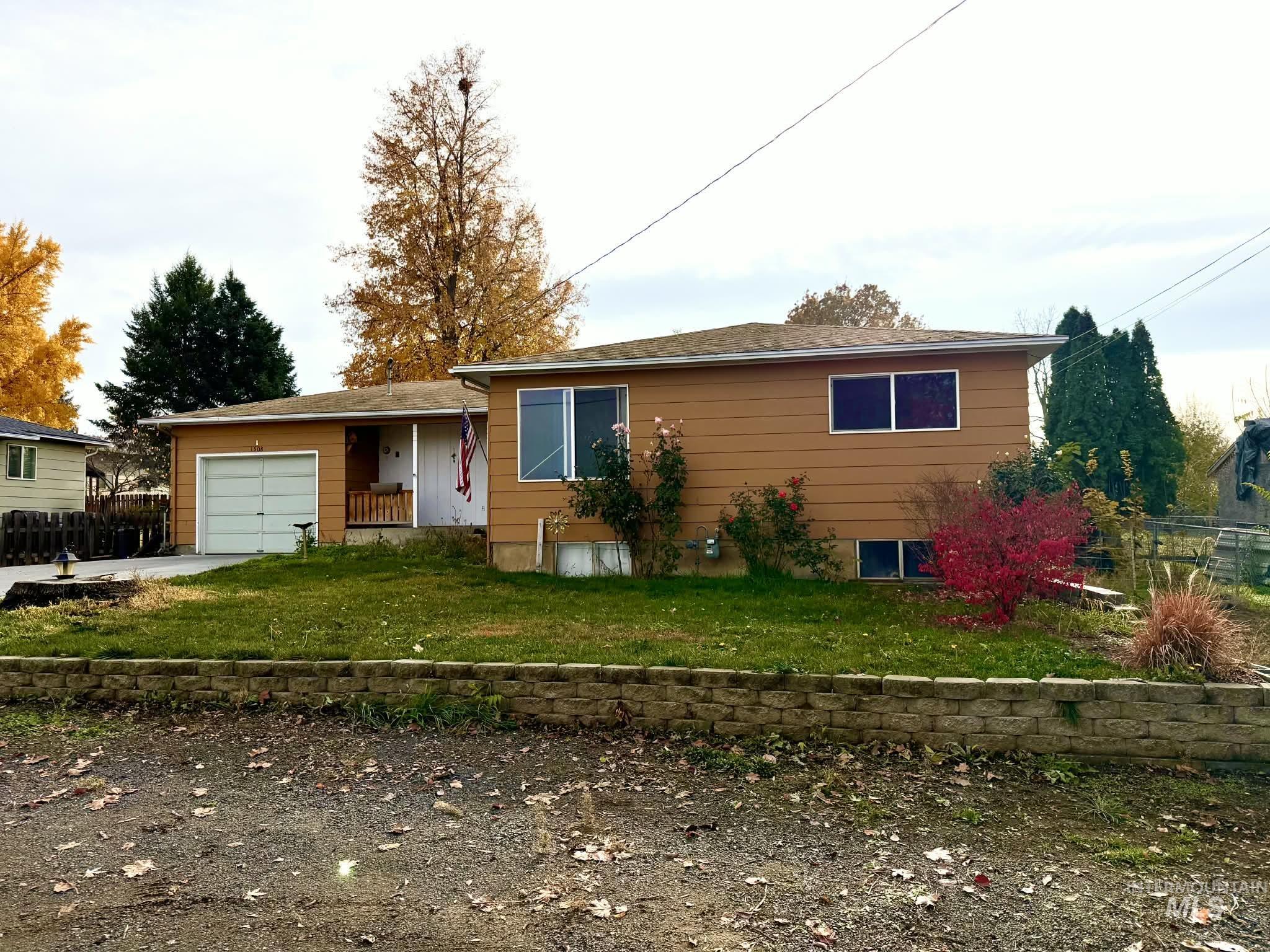 View of front facade with a garage and driveway