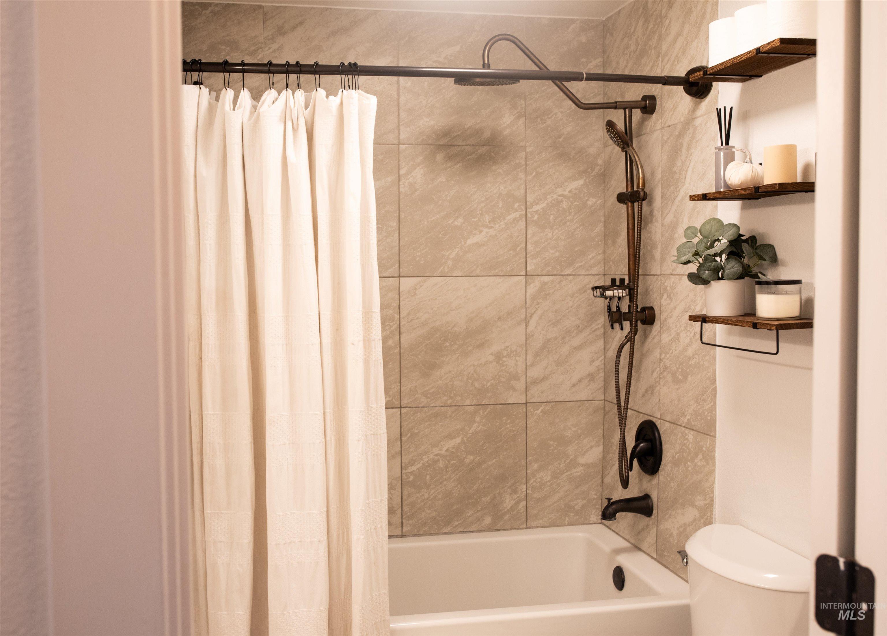 Full bath with tile backsplash