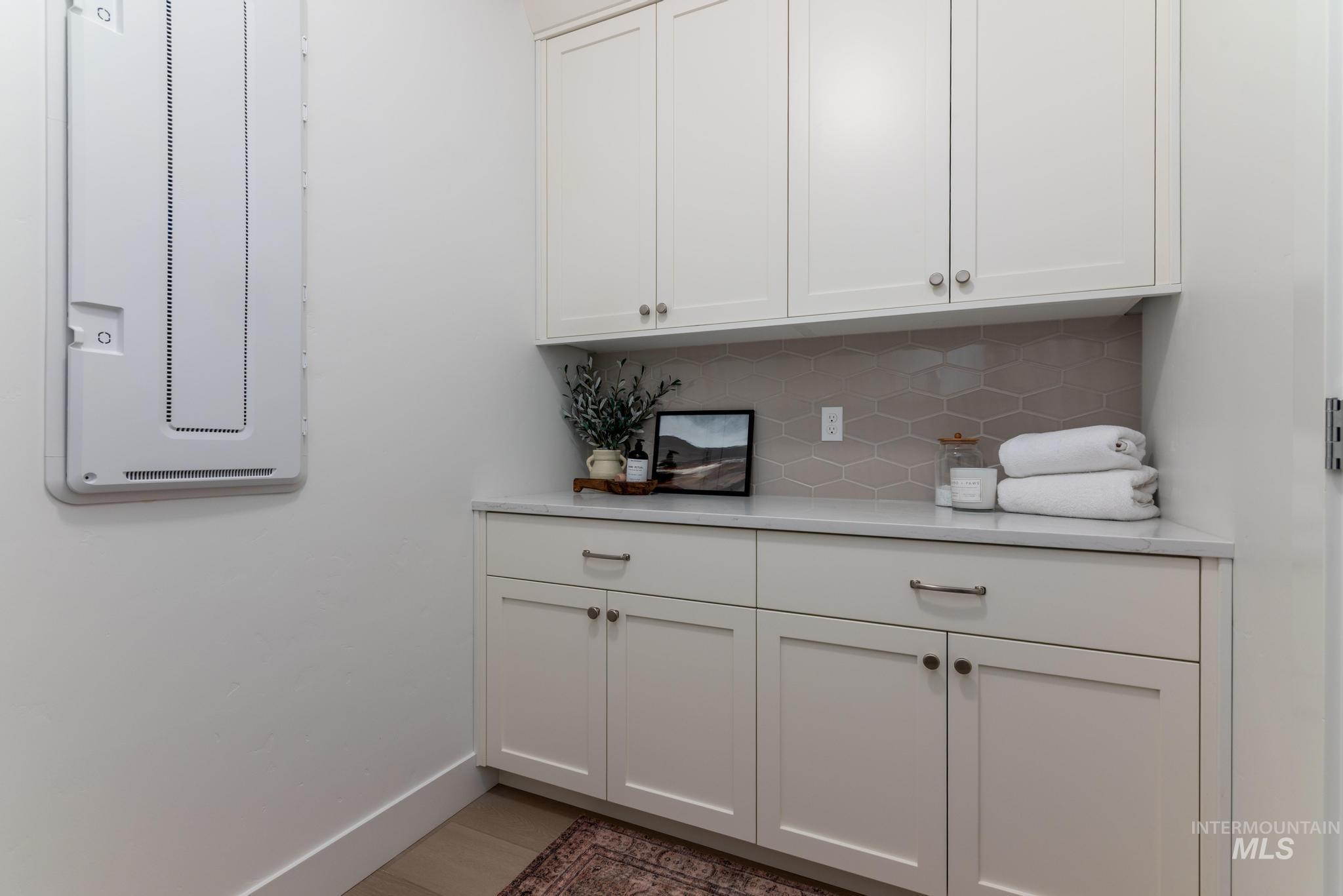 Detailed view of backsplash and baseboards