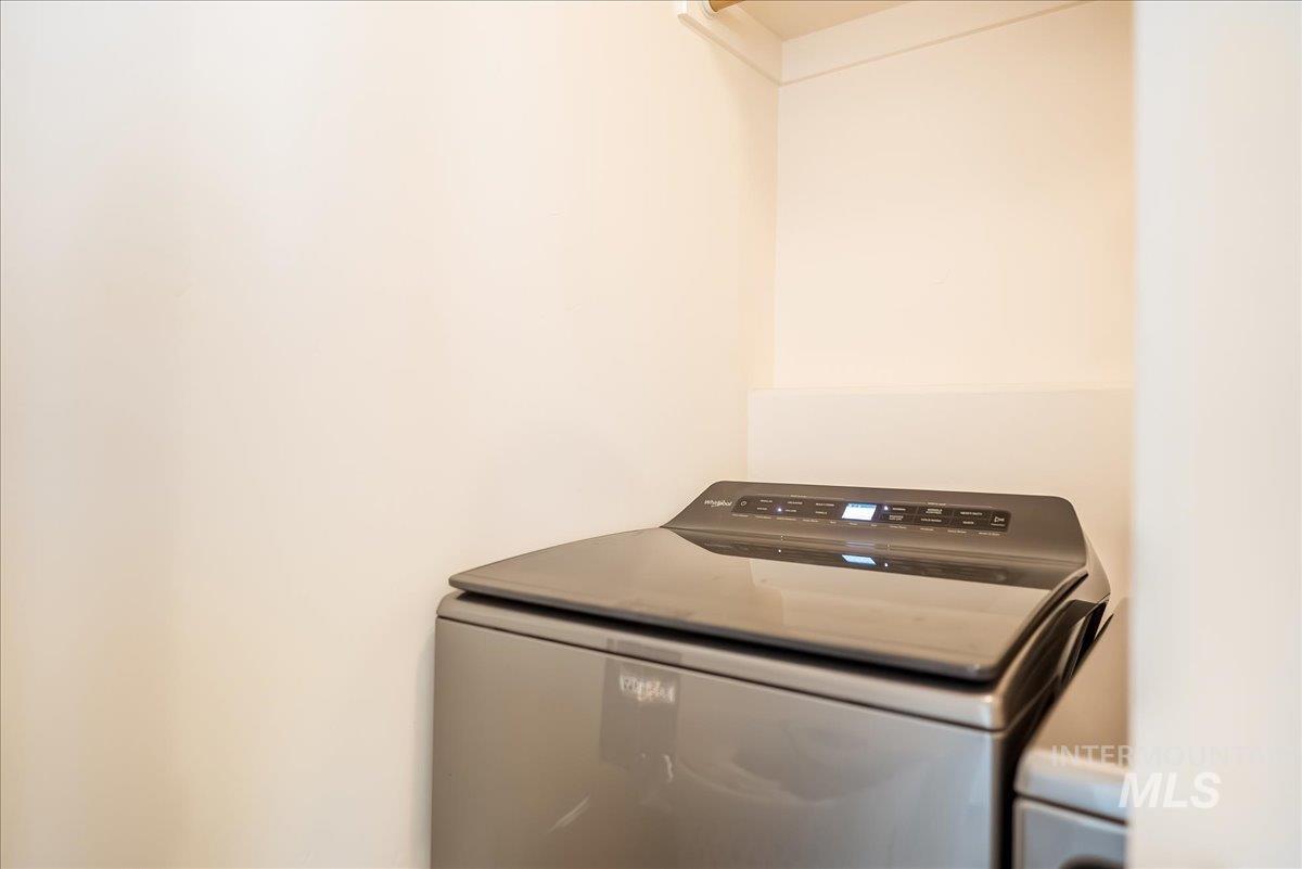 Laundry area with washer / clothes dryer