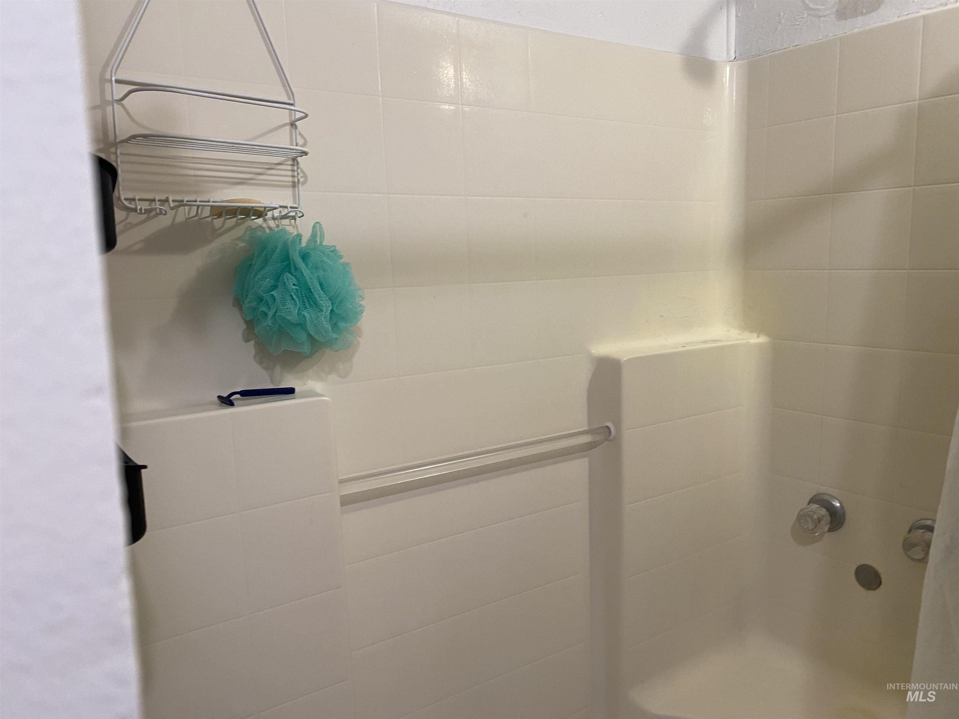Full bathroom featuring a tile shower