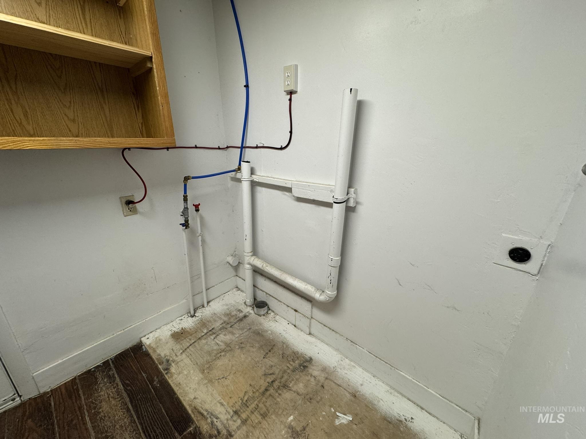 Laundry area with electric dryer hookup