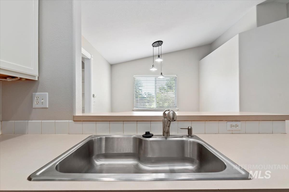 931 N Maple Creek Ave, Meridian, Idaho 83642, 3 Bedrooms, 2 Bathrooms, Residential For Sale, Price $410,000, 98967835