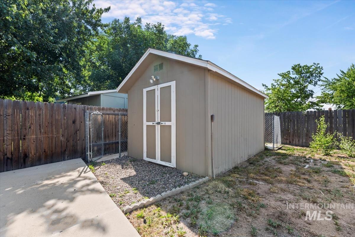 931 N Maple Creek Ave, Meridian, Idaho 83642, 3 Bedrooms, 2 Bathrooms, Residential For Sale, Price $410,000, 98967835