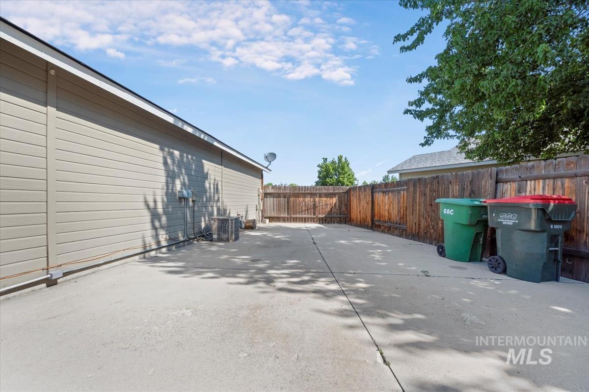 931 N Maple Creek Ave, Meridian, Idaho 83642, 3 Bedrooms, 2 Bathrooms, Residential For Sale, Price $410,000, 98967835