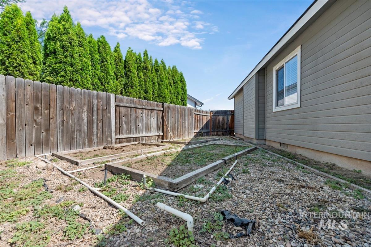 931 N Maple Creek Ave, Meridian, Idaho 83642, 3 Bedrooms, 2 Bathrooms, Residential For Sale, Price $410,000, 98967835