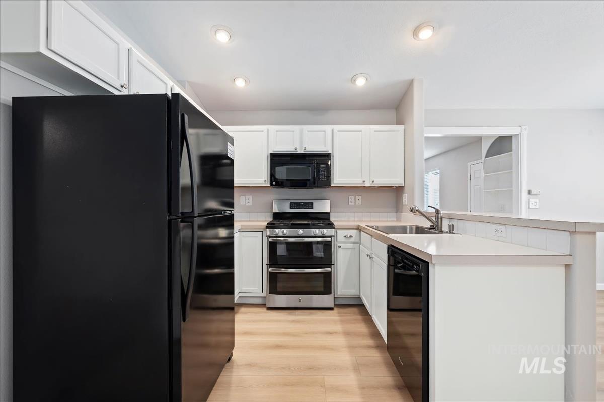 931 N Maple Creek Ave, Meridian, Idaho 83642, 3 Bedrooms, 2 Bathrooms, Residential For Sale, Price $410,000, 98967835