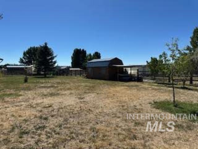 View of yard with an outdoor structure