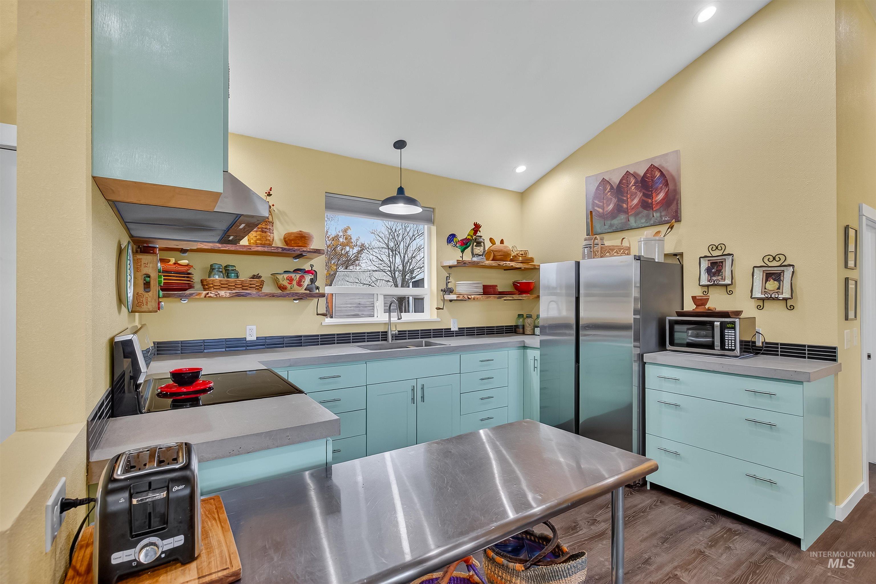 2811 Big Bear Ridge Rd, Deary, Idaho 83823, 2 Bedrooms, 2 Bathrooms, Residential For Sale, Price $550,000, 98967929