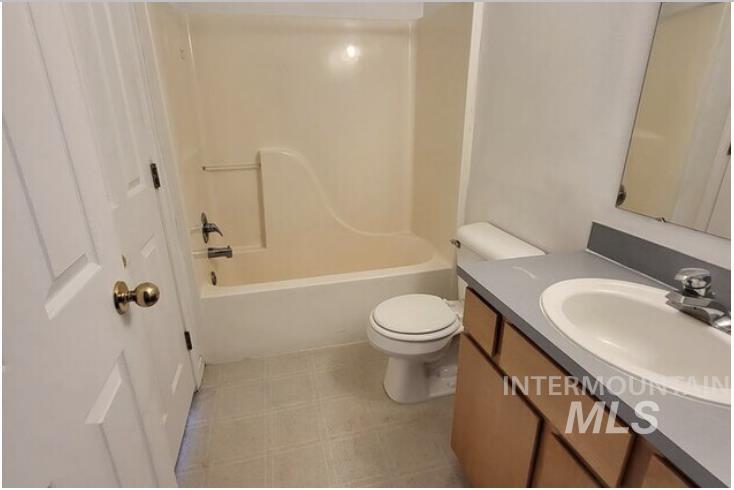 Full bath with vanity and bathing tub / shower combination