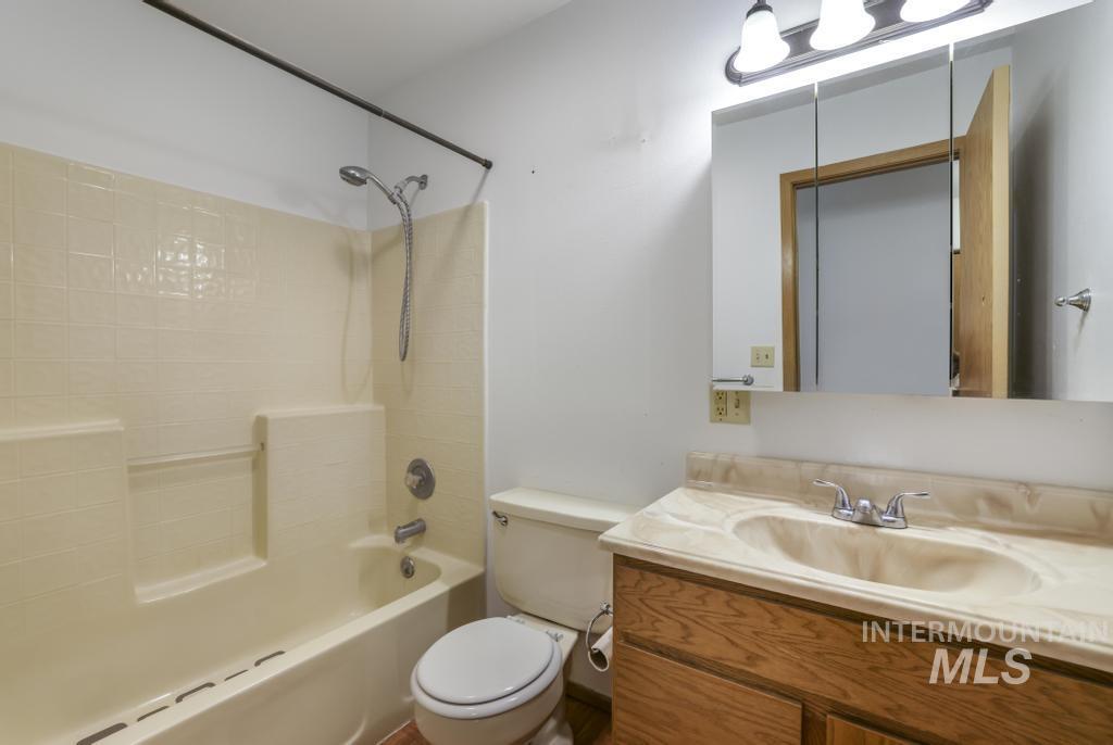 Bathroom with washtub / shower combination and vanity