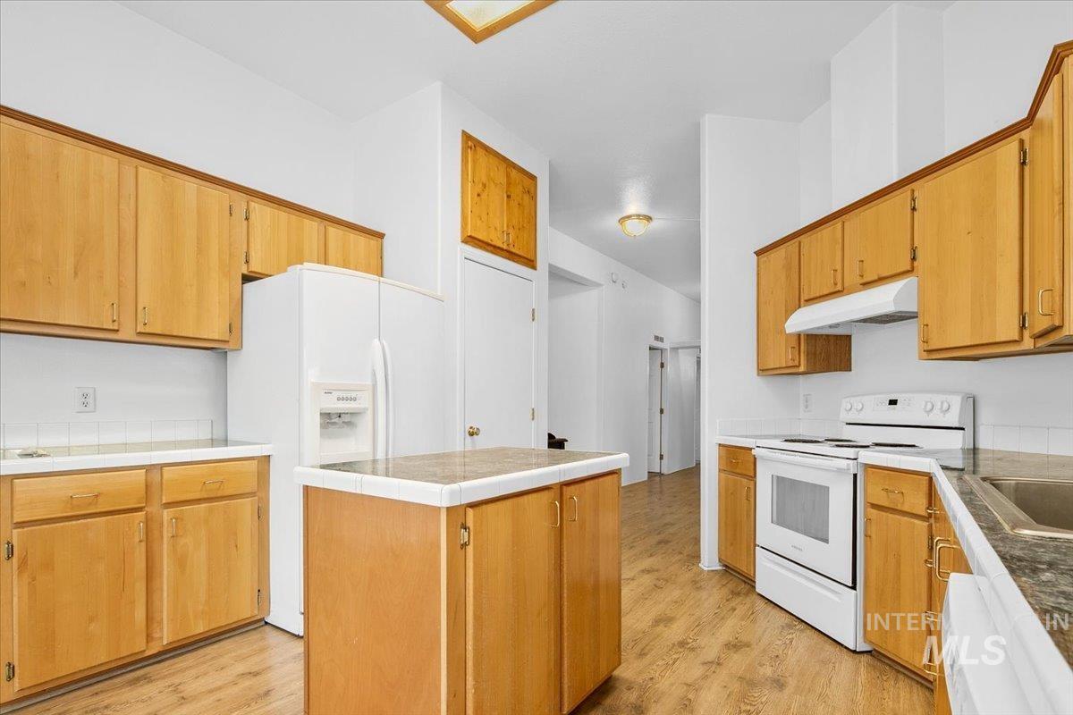 3743 Carbondale St, Meridian, Meridian, Idaho 83642, 3 Bedrooms, 2 Bathrooms, Residential For Sale, Price $335,000, 98967967