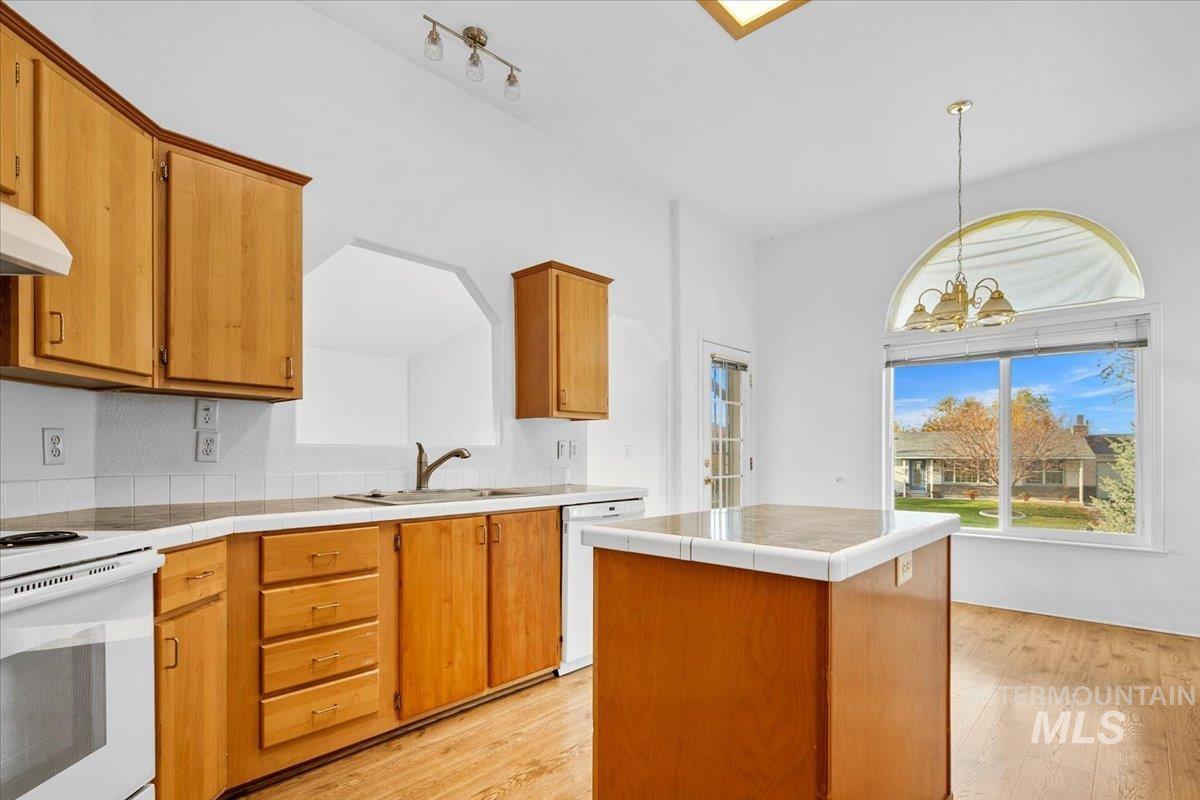 3743 Carbondale St, Meridian, Meridian, Idaho 83642, 3 Bedrooms, 2 Bathrooms, Residential For Sale, Price $335,000, 98967967