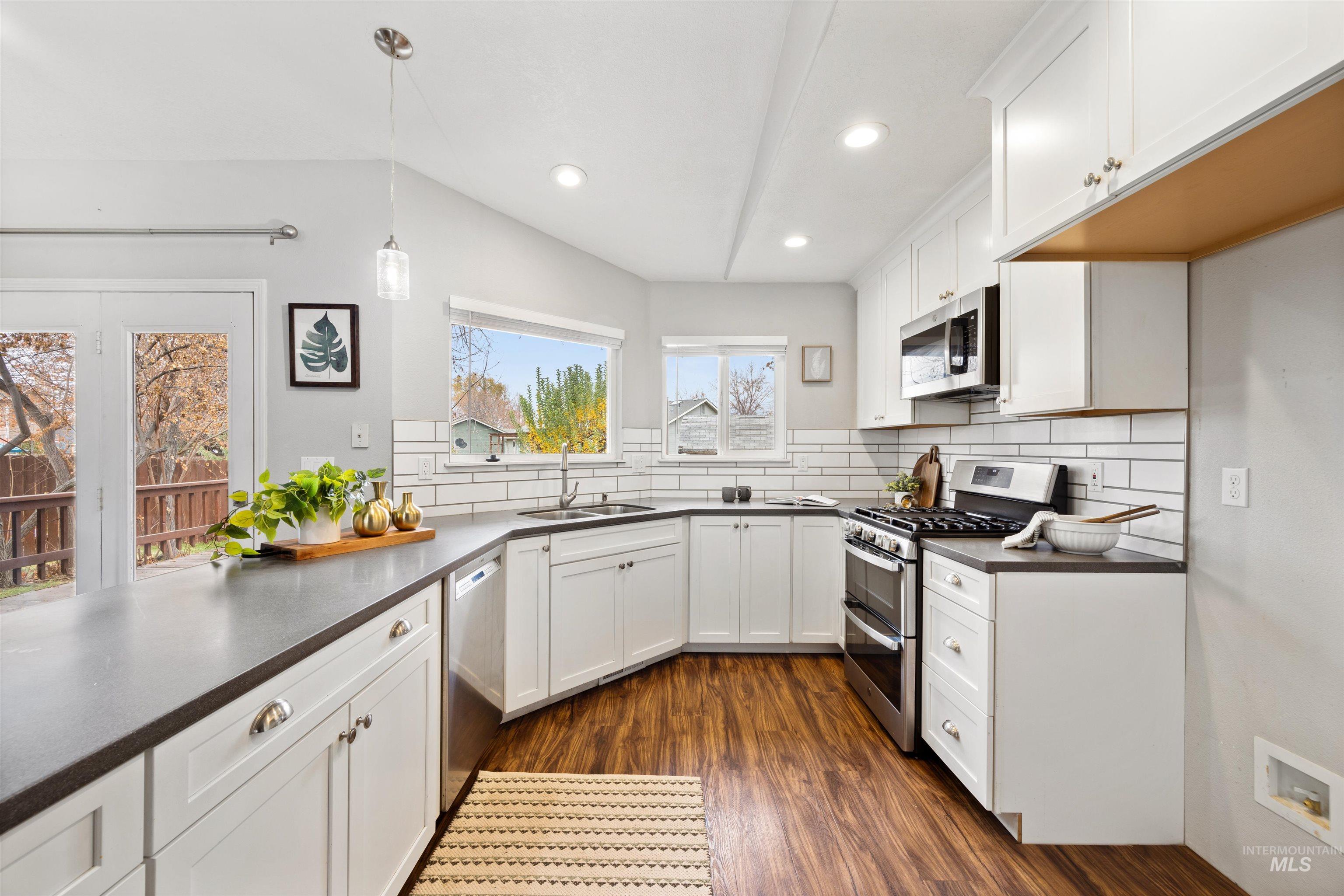 1262 E Oakridge Dr, Boise, Idaho 83716, 3 Bedrooms, 2 Bathrooms, Residential For Sale, Price $469,900, 98967971