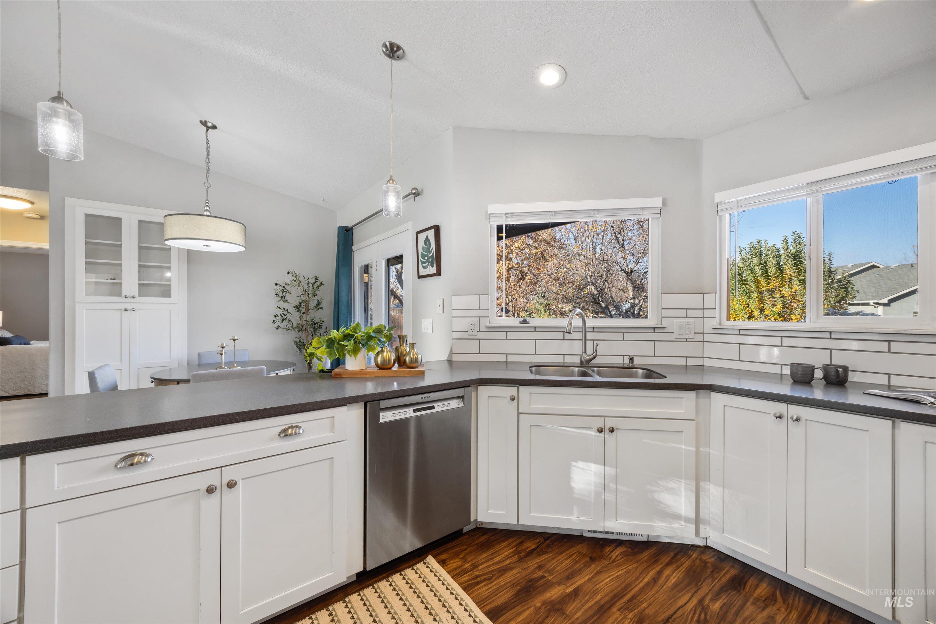 1262 E Oakridge Dr, Boise, Idaho 83716, 3 Bedrooms, 2 Bathrooms, Residential For Sale, Price $469,900, 98967971