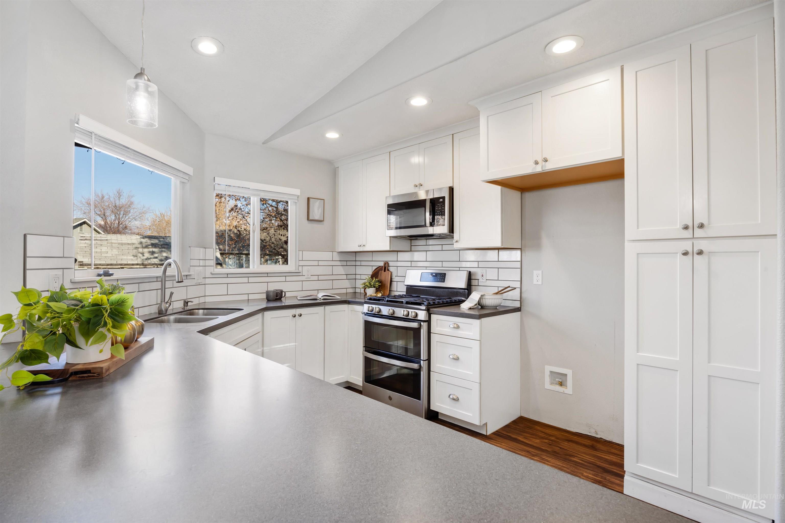 1262 E Oakridge Dr, Boise, Idaho 83716, 3 Bedrooms, 2 Bathrooms, Residential For Sale, Price $469,900, 98967971